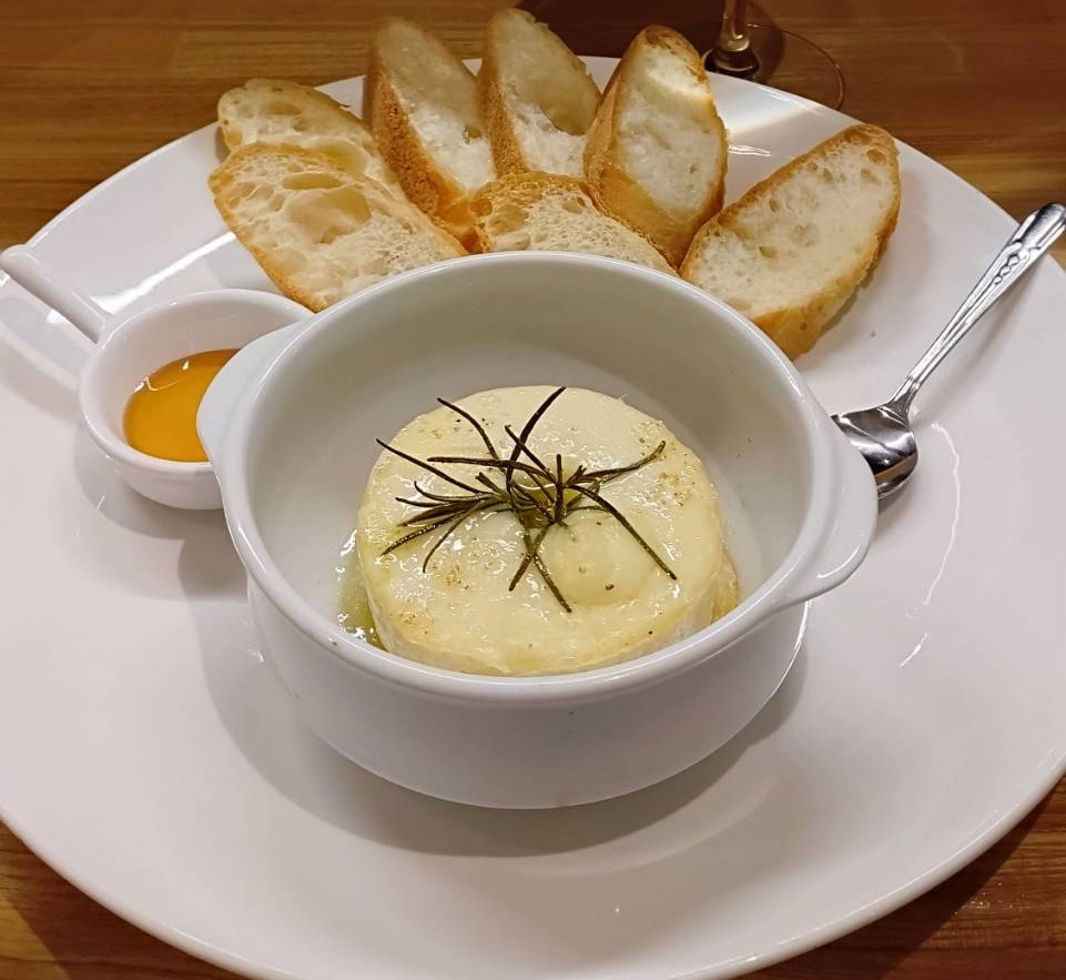 カマンベールチーズのロースト ハーブ風味 パン付き
