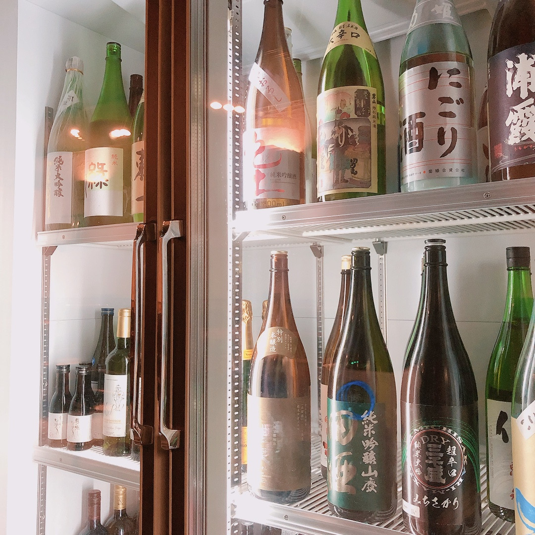 「醸し家おおくぼ」店内入り口に日本酒冷蔵庫を設置しています。ラベルを見ながら日本酒を選んでみても…(*^^*)