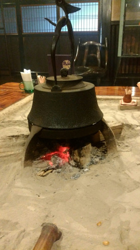 囲炉裏で薪を焚いています。