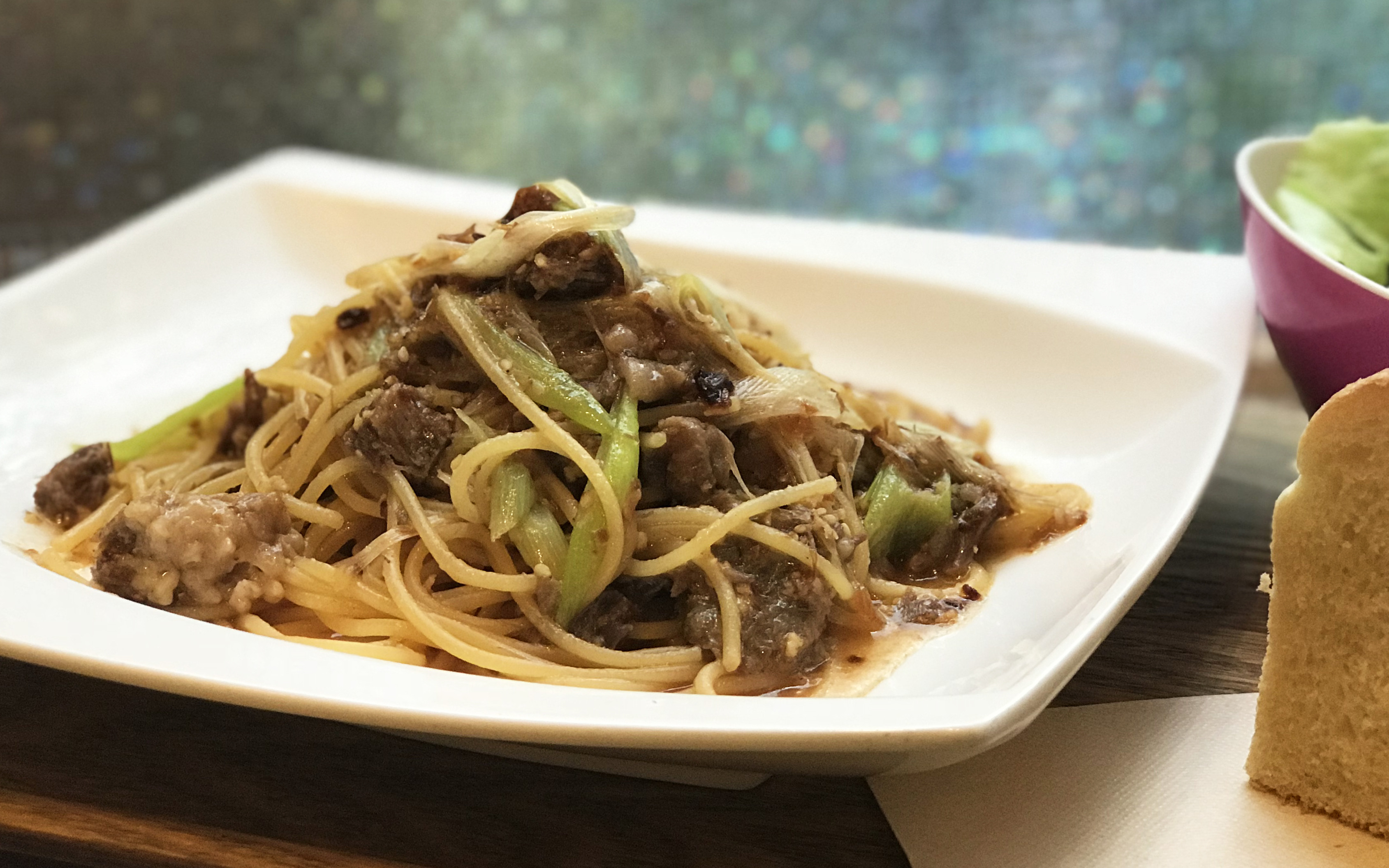 ●お醤油と胡麻が香る牛すじ肉と長葱のスパゲティ.jpg