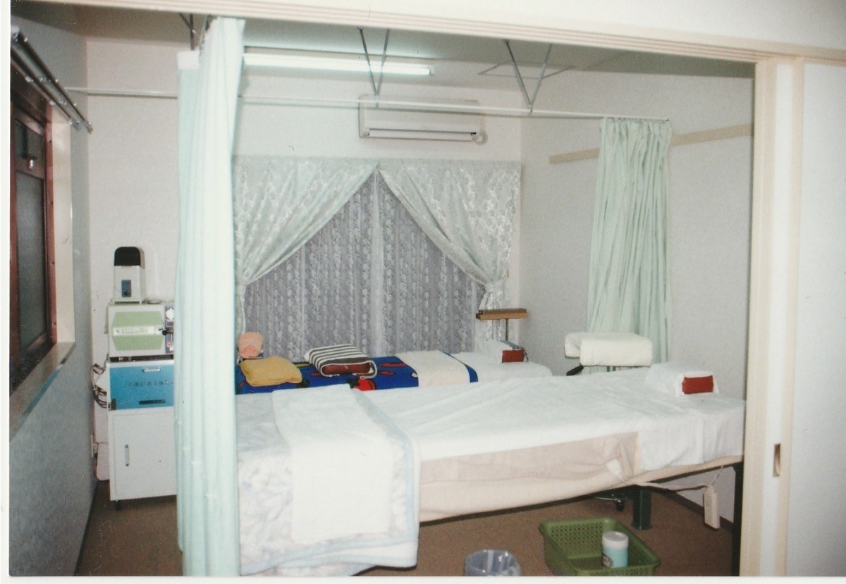 ベッド２台の治療室です。ご友人やご家族も対応できます。