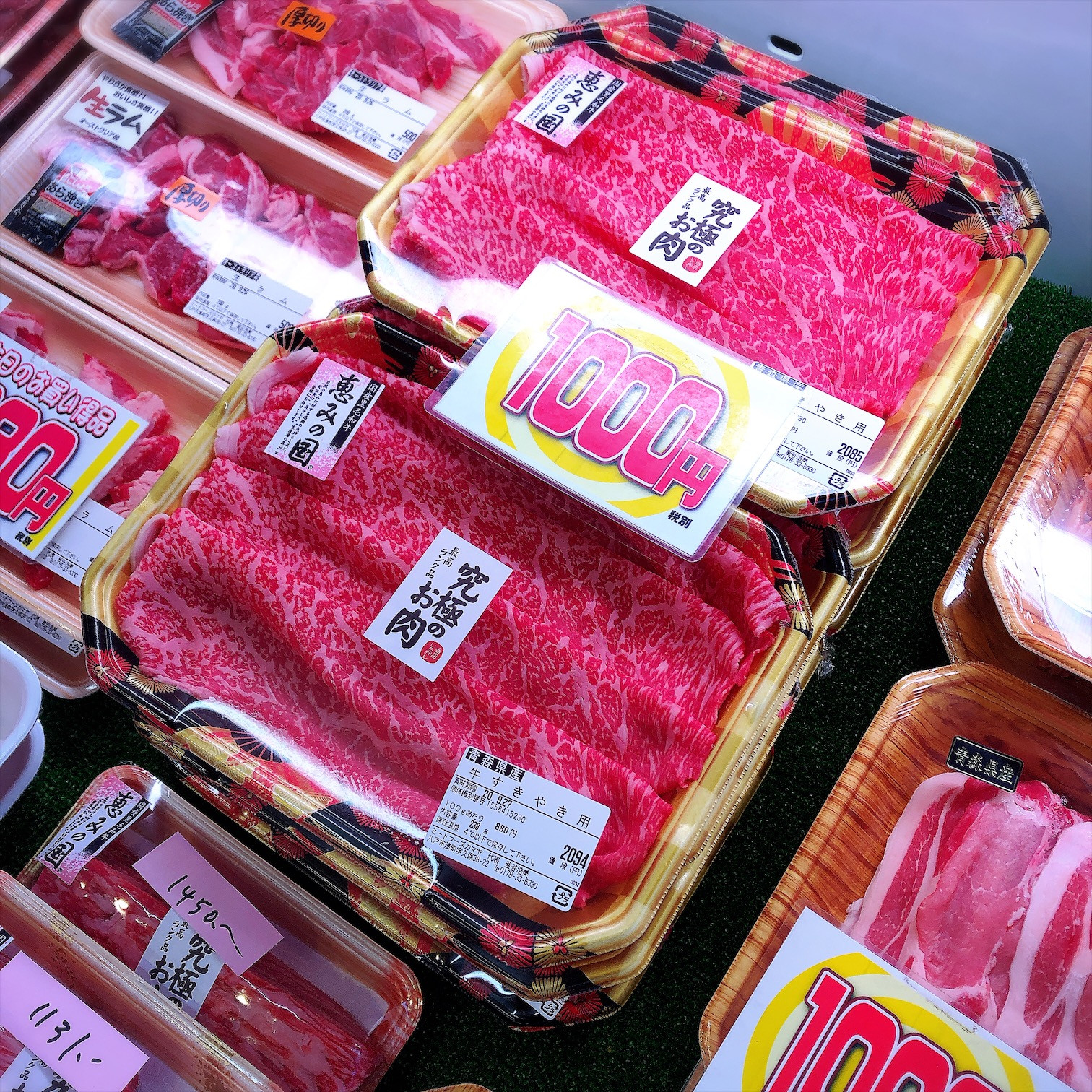 本日は青森県産黒毛和牛すき焼き用、タタキ用がお買得です。