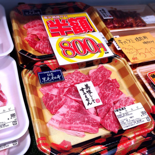 本日は宮城県産仙台黒毛和牛カルビが半額です。