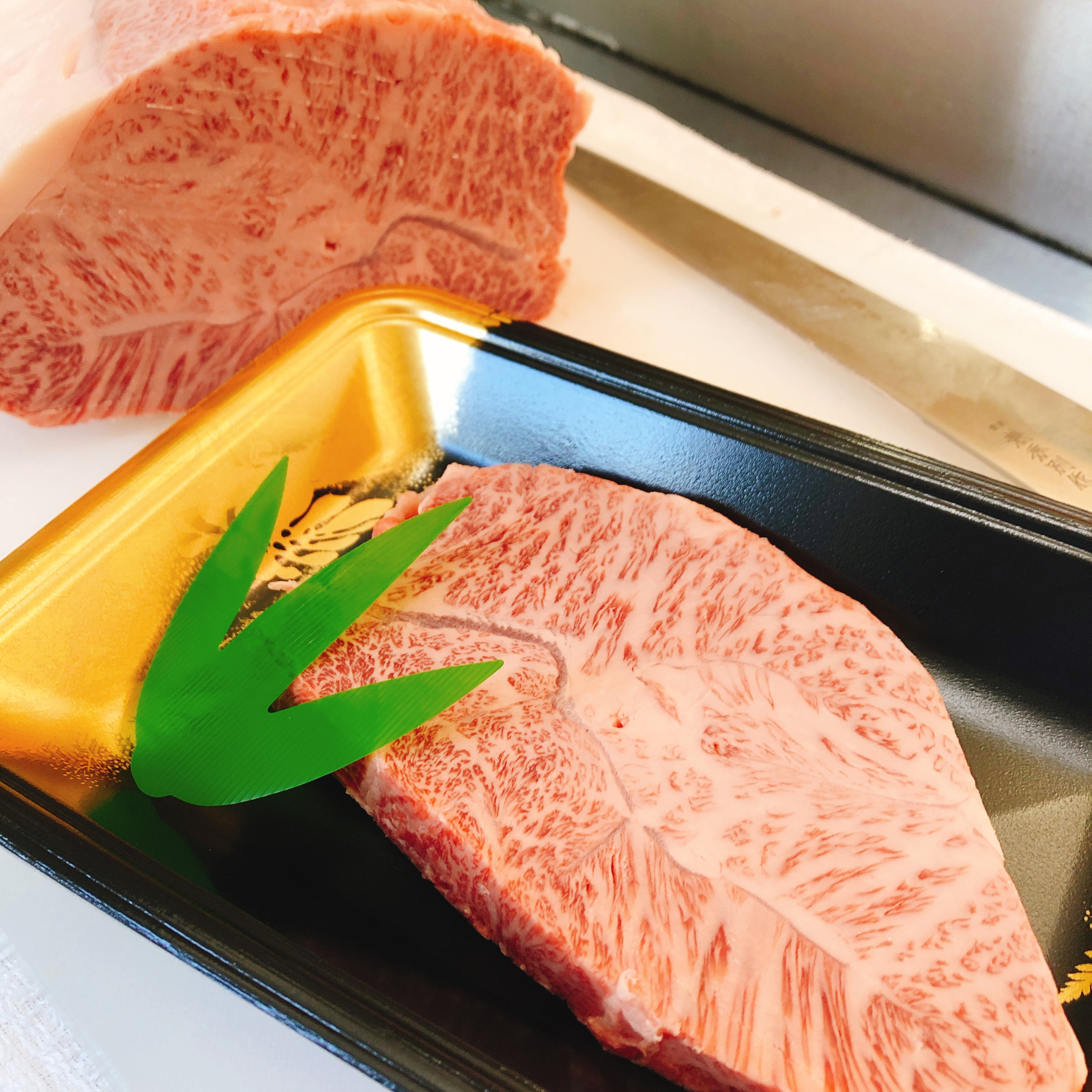 本日は宮崎県産黒毛和牛ミスジステーキ、すき焼き、カルビが半額です。