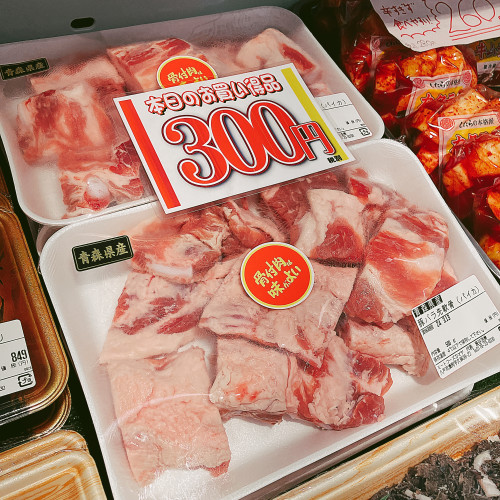 本日は青森県産豚バラ先軟骨(パイカ)、東北産牛センマイなどがお買得です。