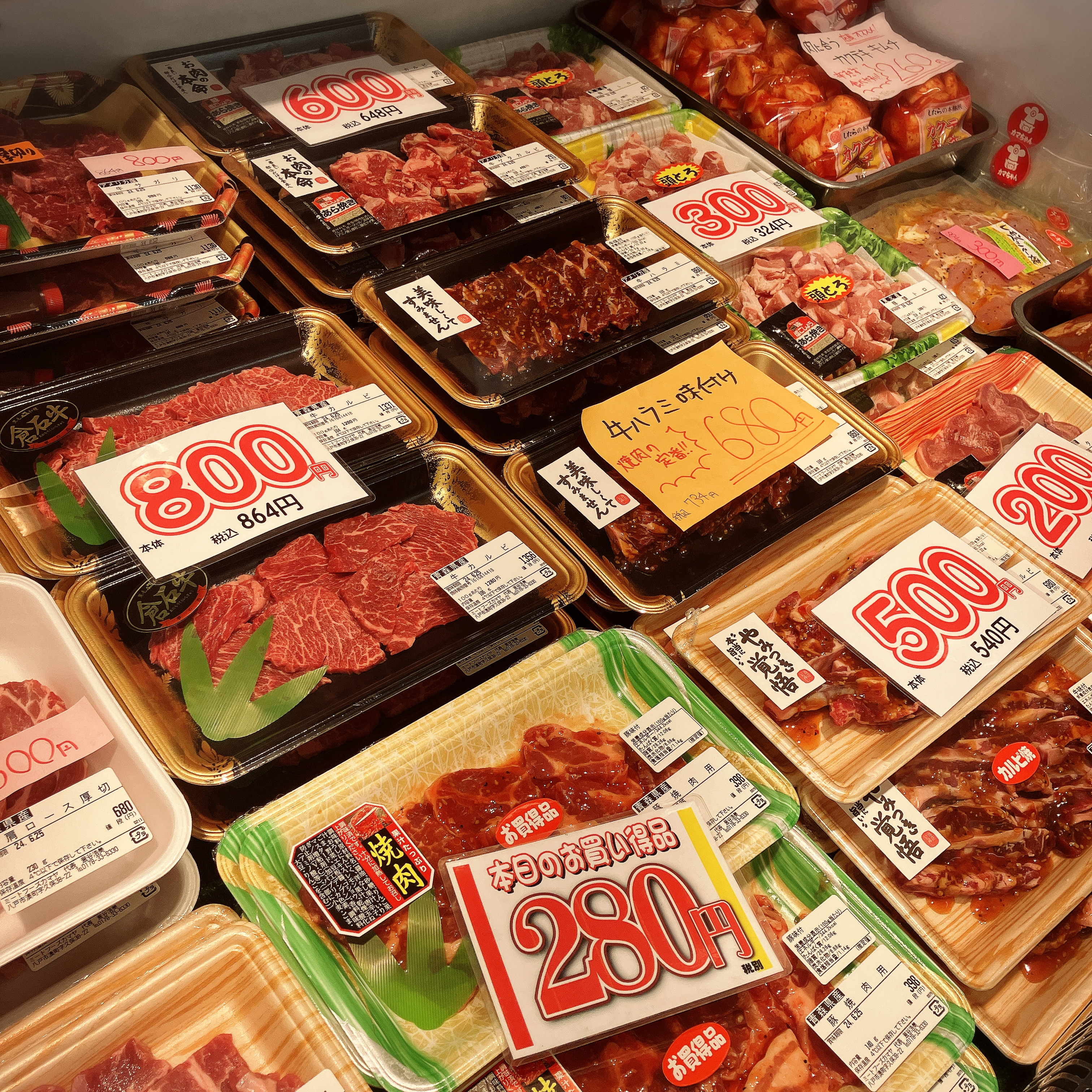 本日は宮城県産奥羽華牛切り落とし、倉石牛カルビなどがお買い得です。