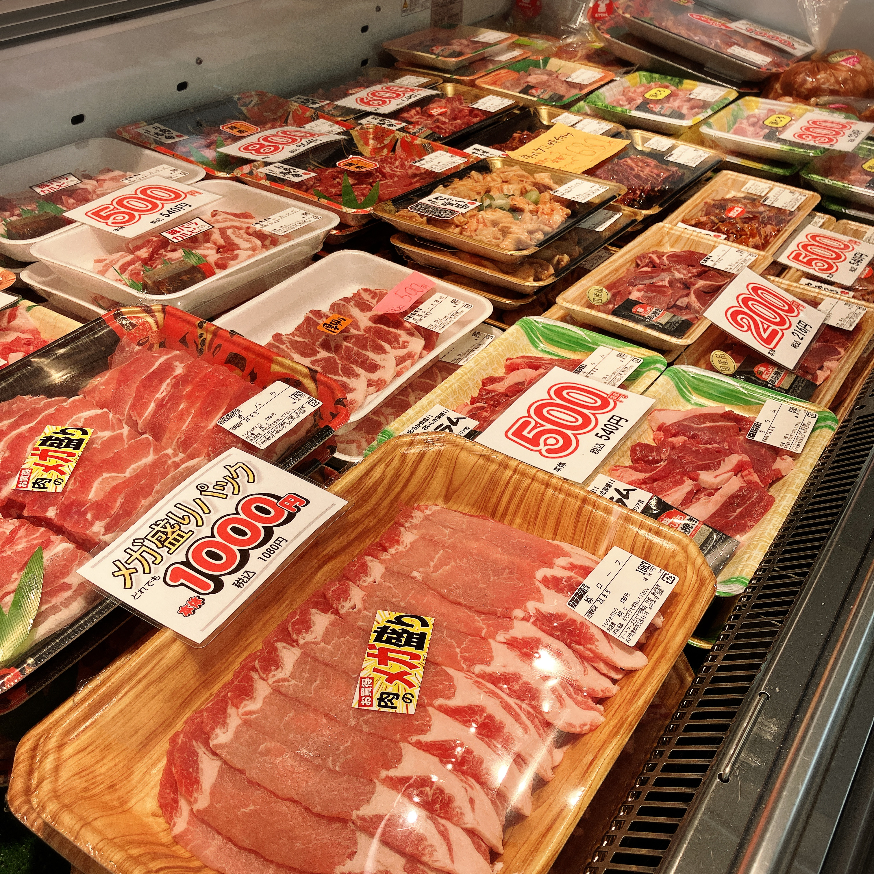 本日はチキンステーキレモンペッパー、東北産豚ハツなどがお買い得です。