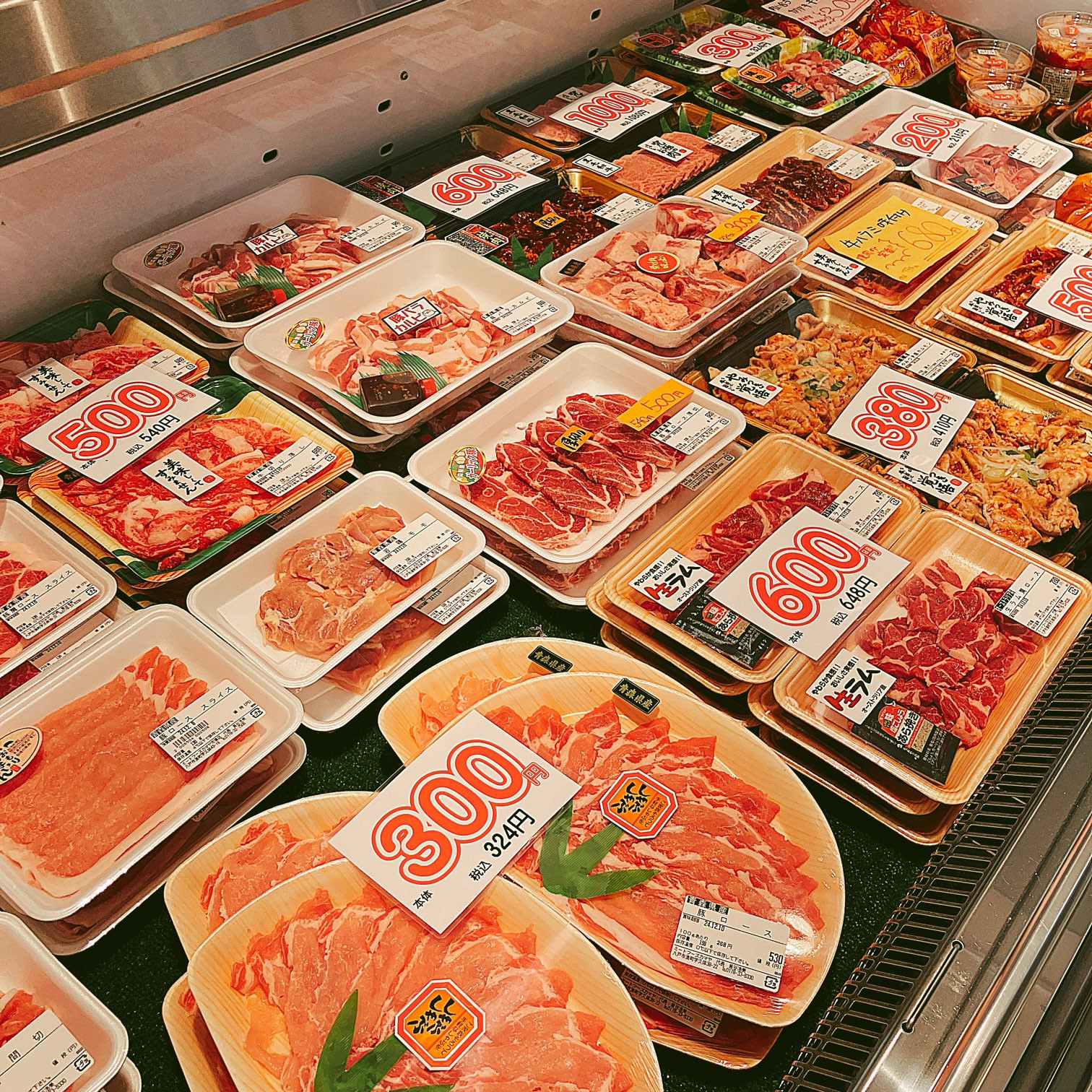 本日は青森県産豚ロース薄切り、鹿児島県産黒毛和牛特上カルビなどがお買い得です。