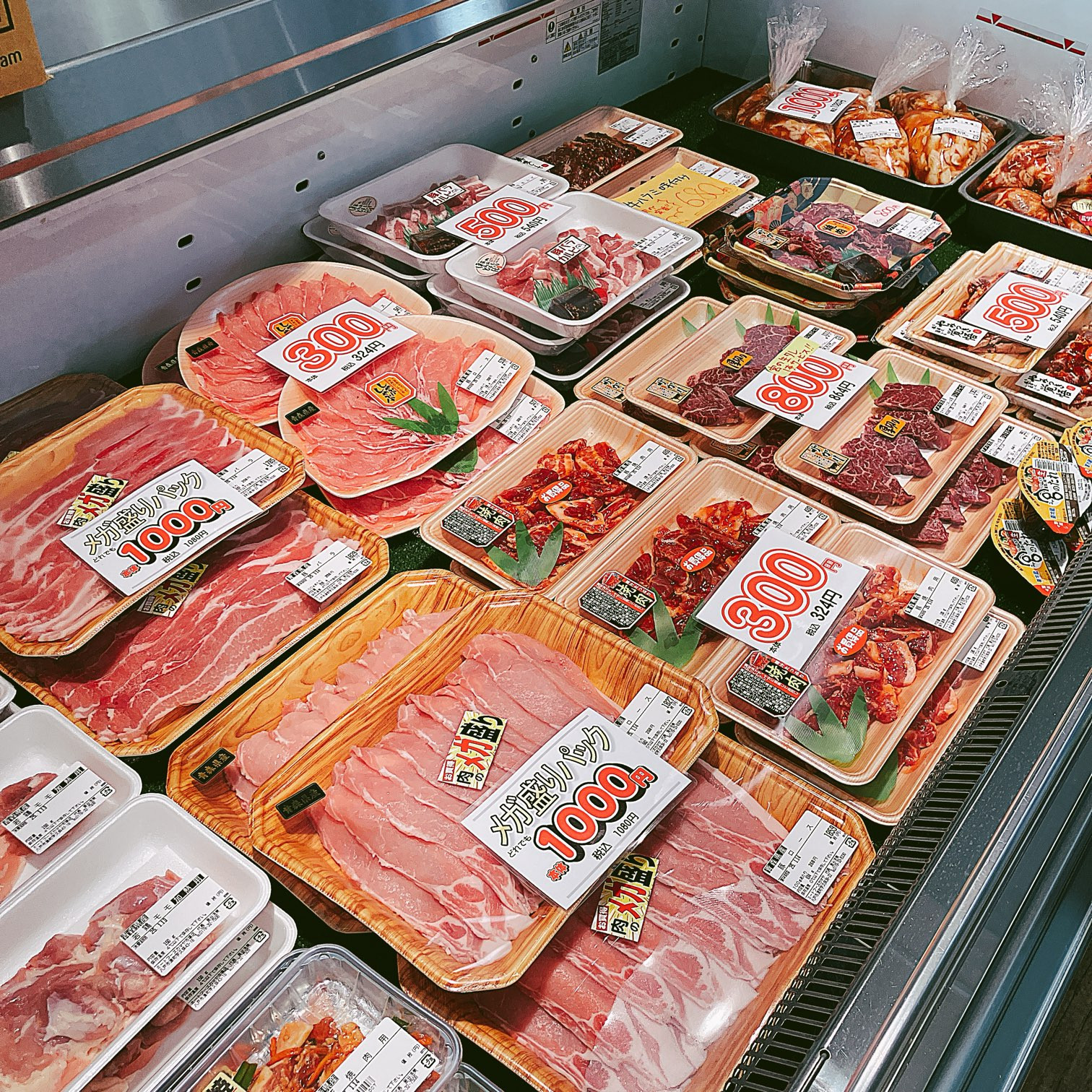 本日は青森県産豚ロースしゃぶしゃぶ用、青森県産豚焼肉用味付けなどがお買い得です。