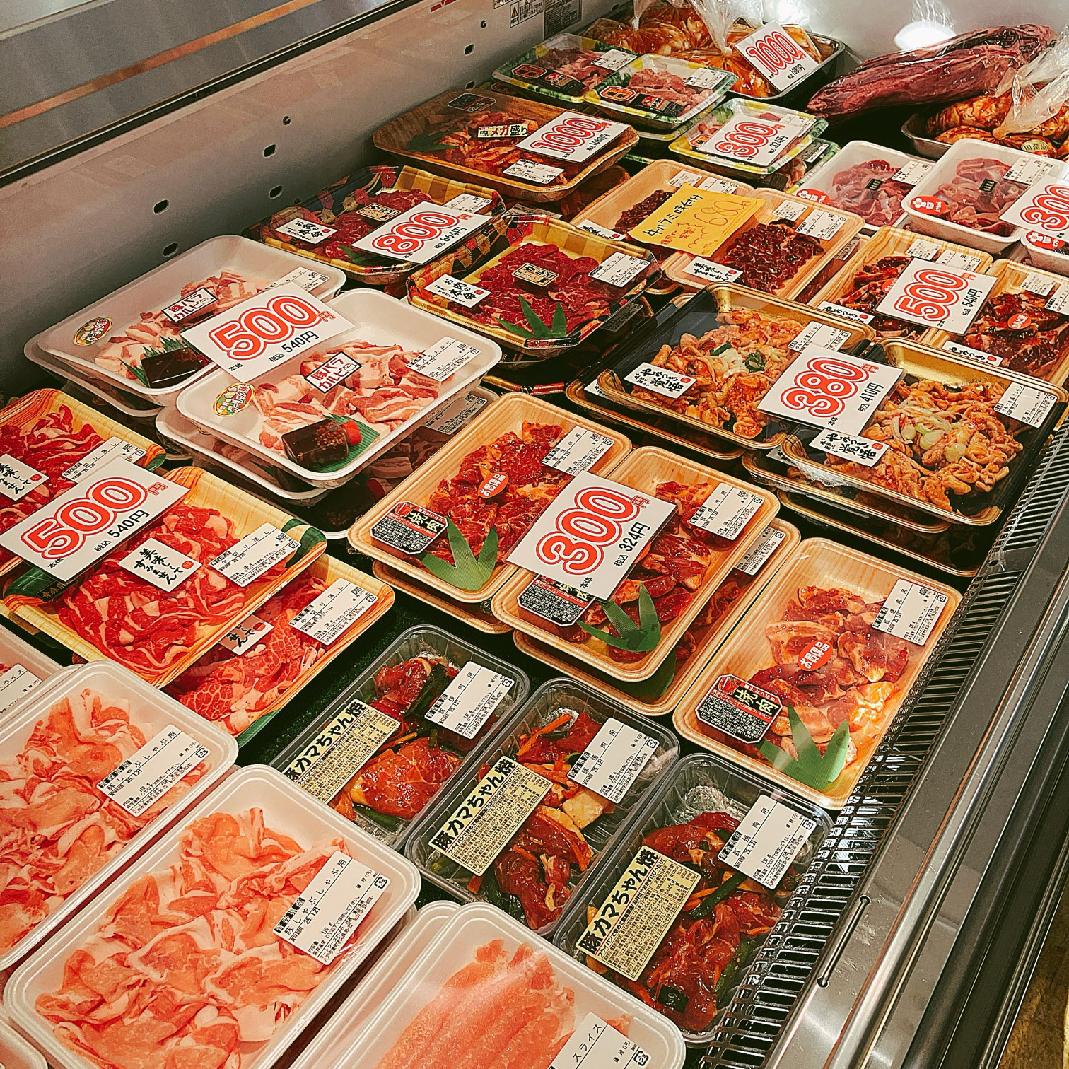 本日は青森県産若鶏砂肝、ニュージーランド産牛上カルビなどがお買い得です。