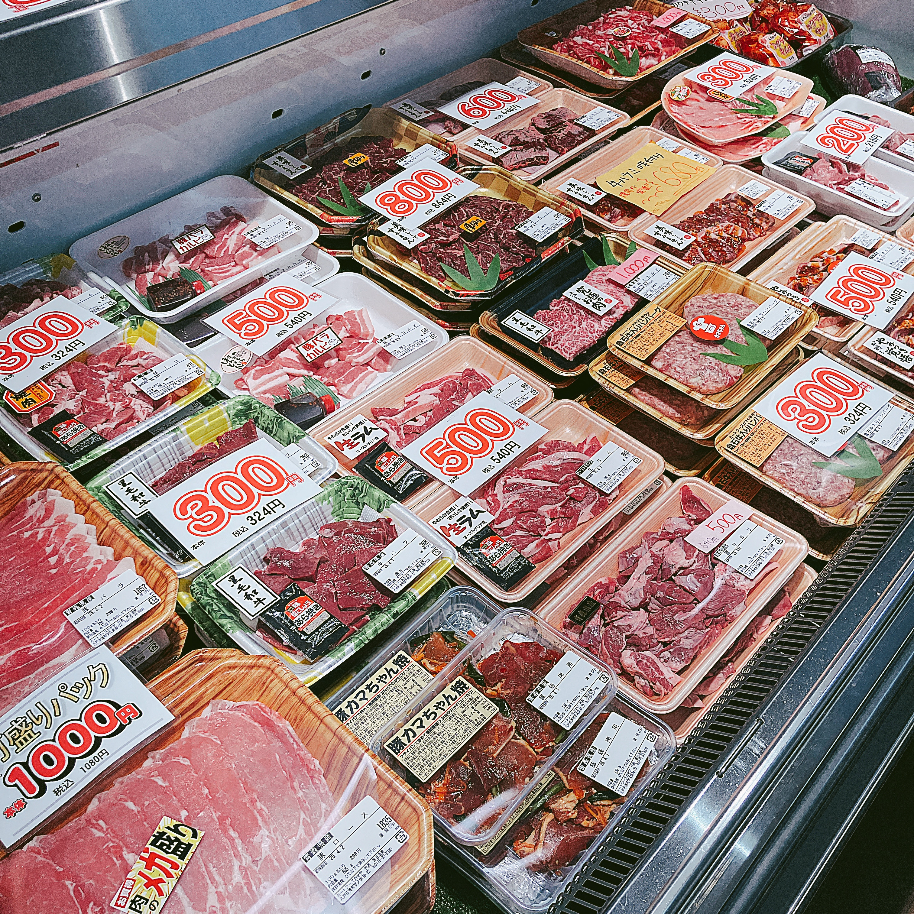 本日は当店手作り倉石牛入りハンバーグ、メガ盛りパック各種お買得です。