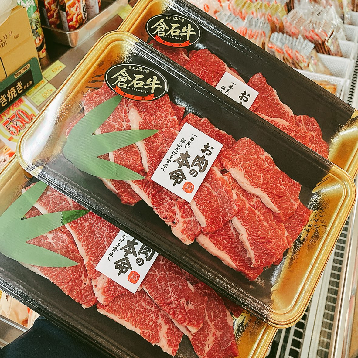 本日は青森県産倉石牛カルビ、カナダ産馬肉馬脂注入(生食用)などがお買得です。