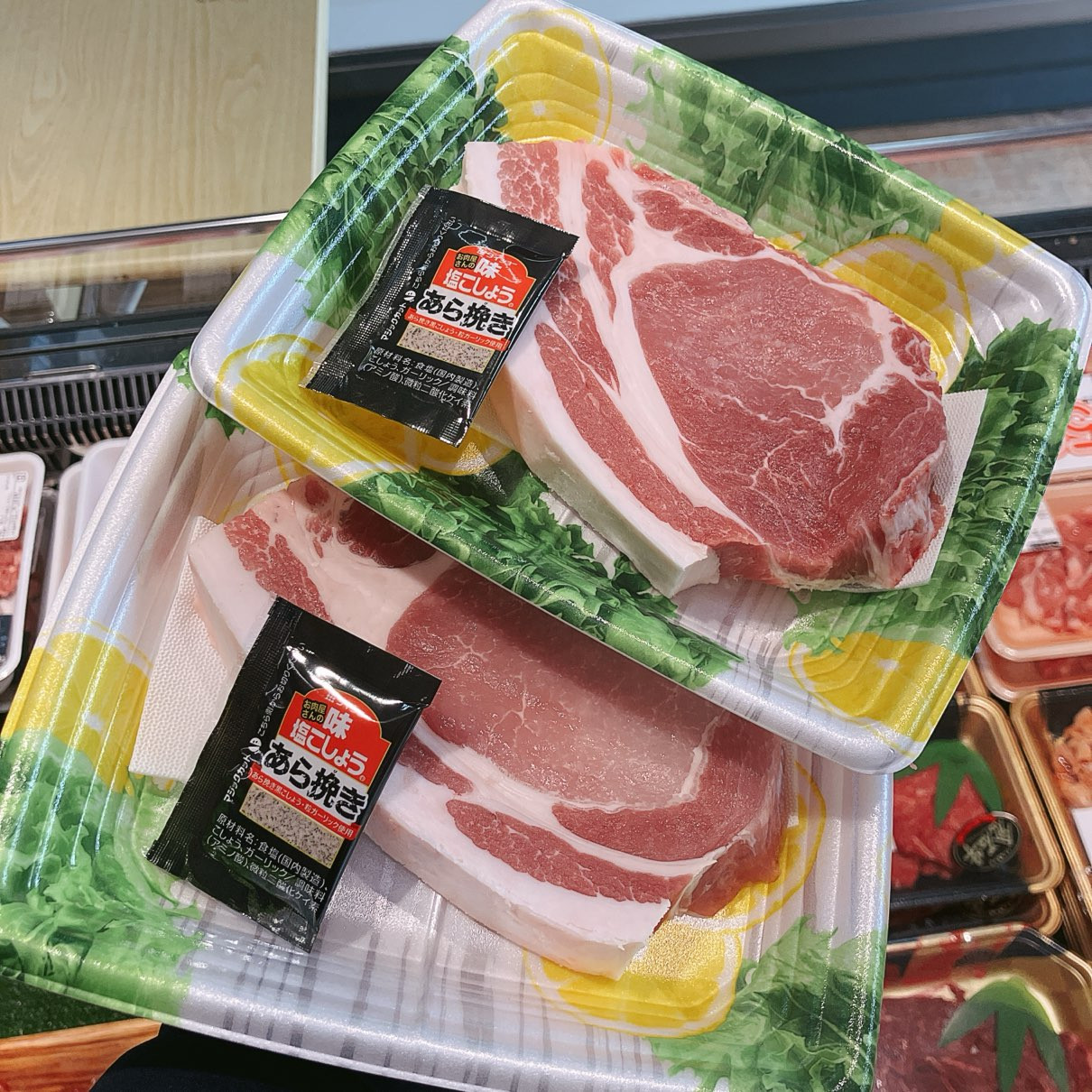 本日は青森県産ガーリック豚ロース厚切りが半額、メガ盛りパック各種などがお買得です。