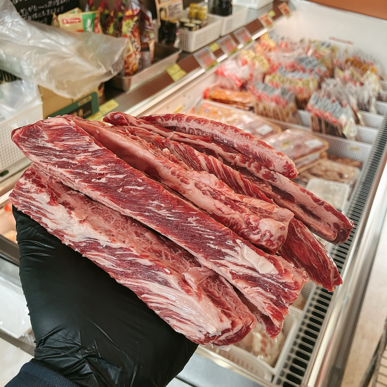 本日は鹿児島県産黒毛和牛特上カルビ、ニュージーランド産牛ゲタカルビなどがお買得です。