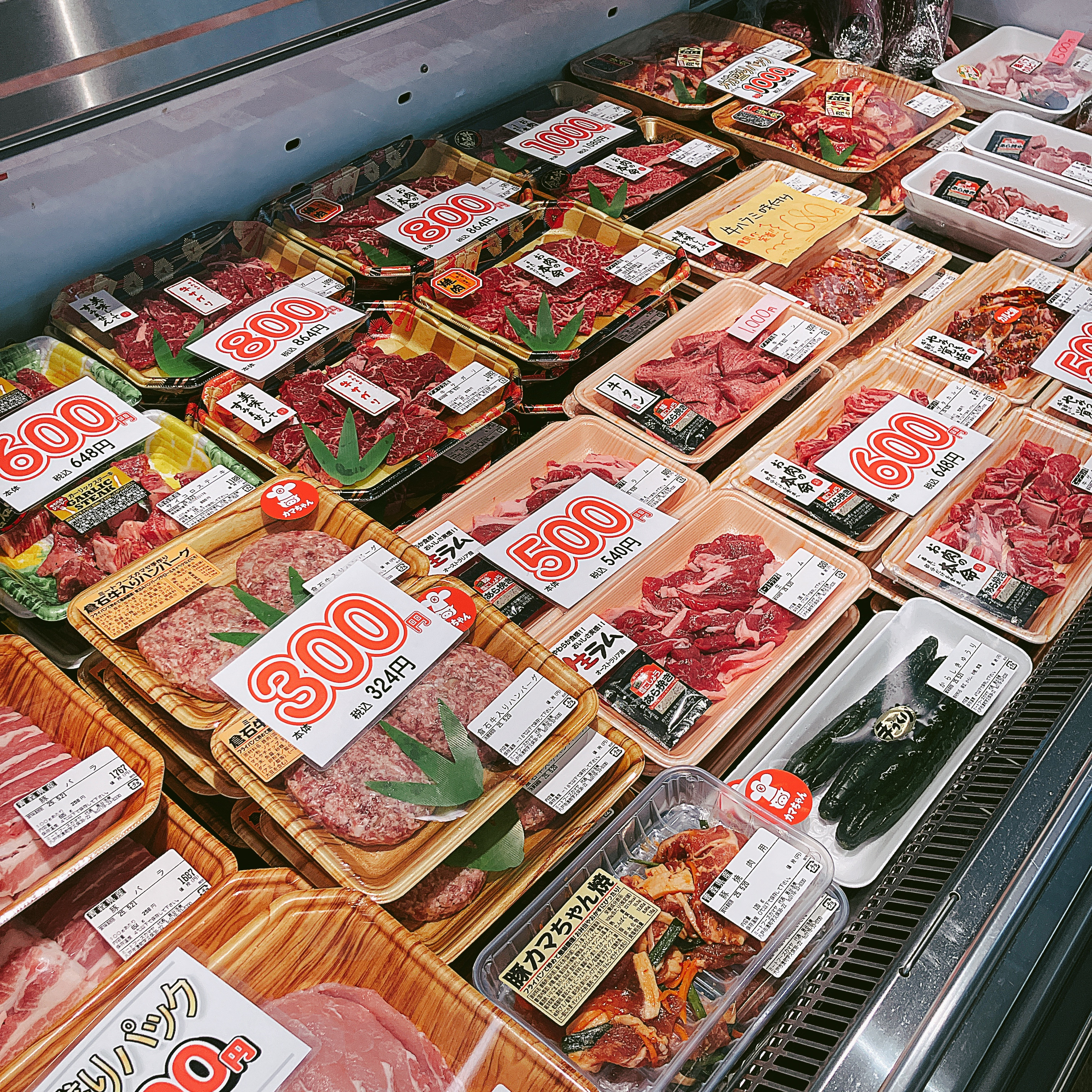 本日は当店手作り倉石牛入りハンバーグなどがお買得です。