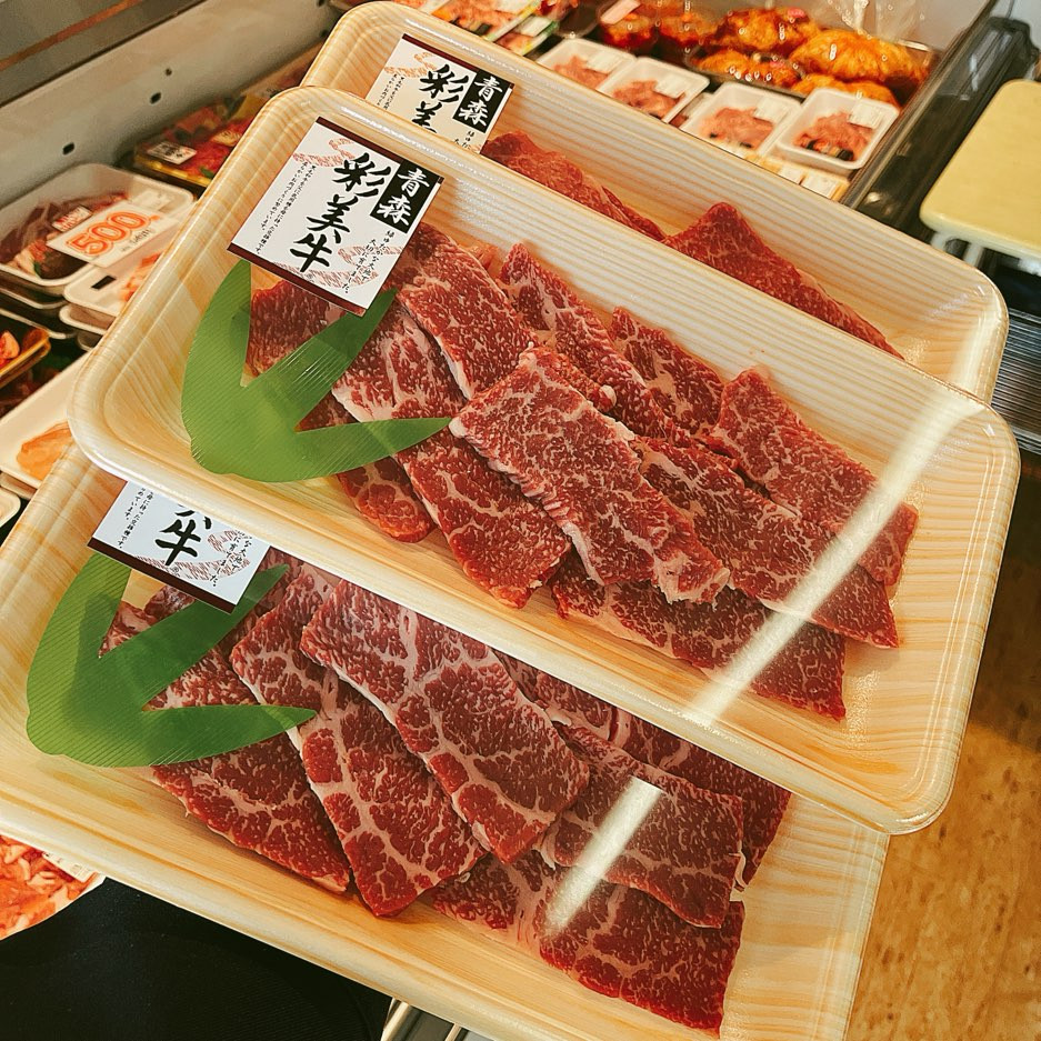 本日は青森県産彩美牛カルビ、当店手作りチキンハンバーグなどがお買得です。