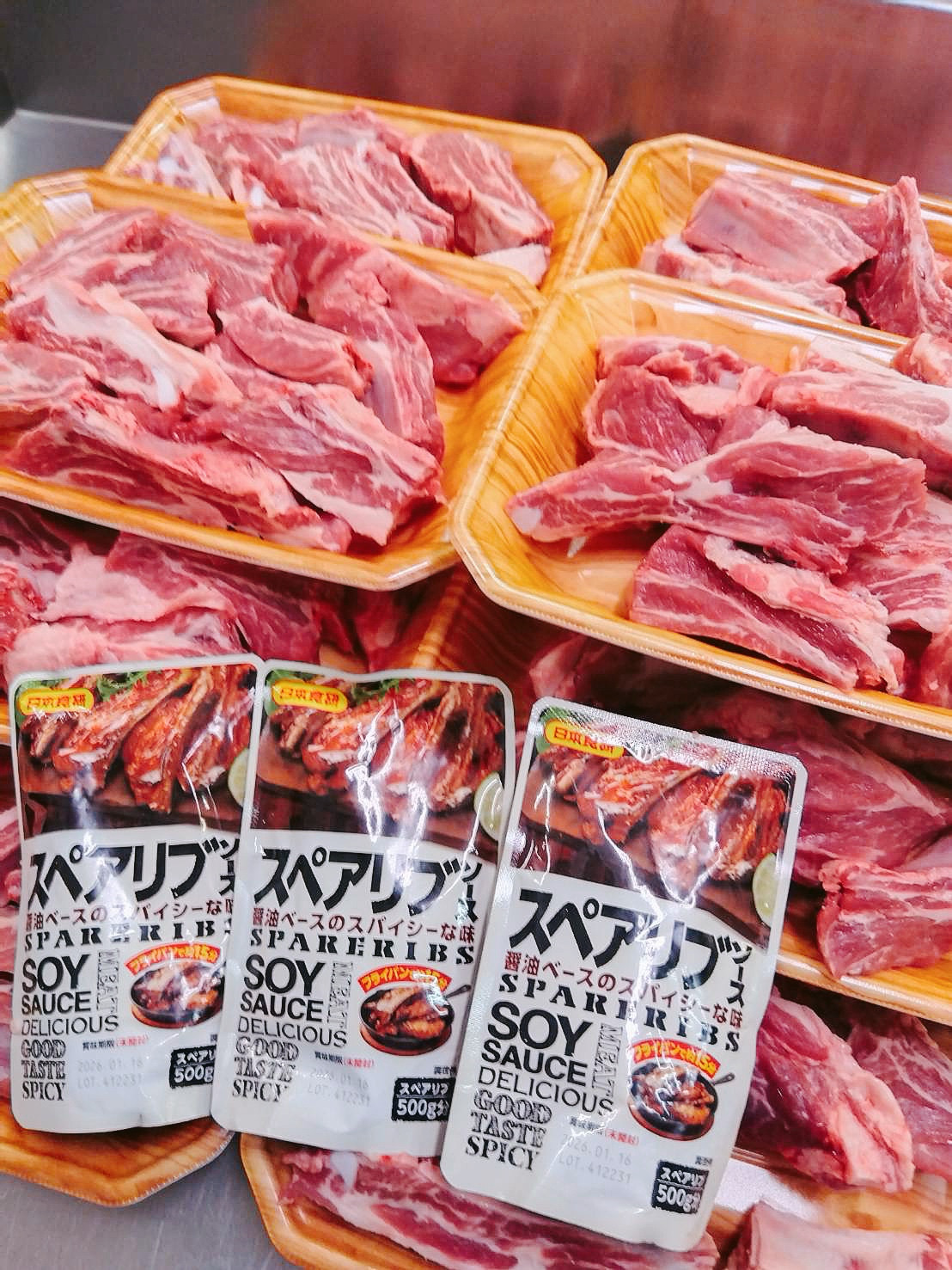 本日は東北産豚スペアリブメガ盛りパックなどがお買得です。