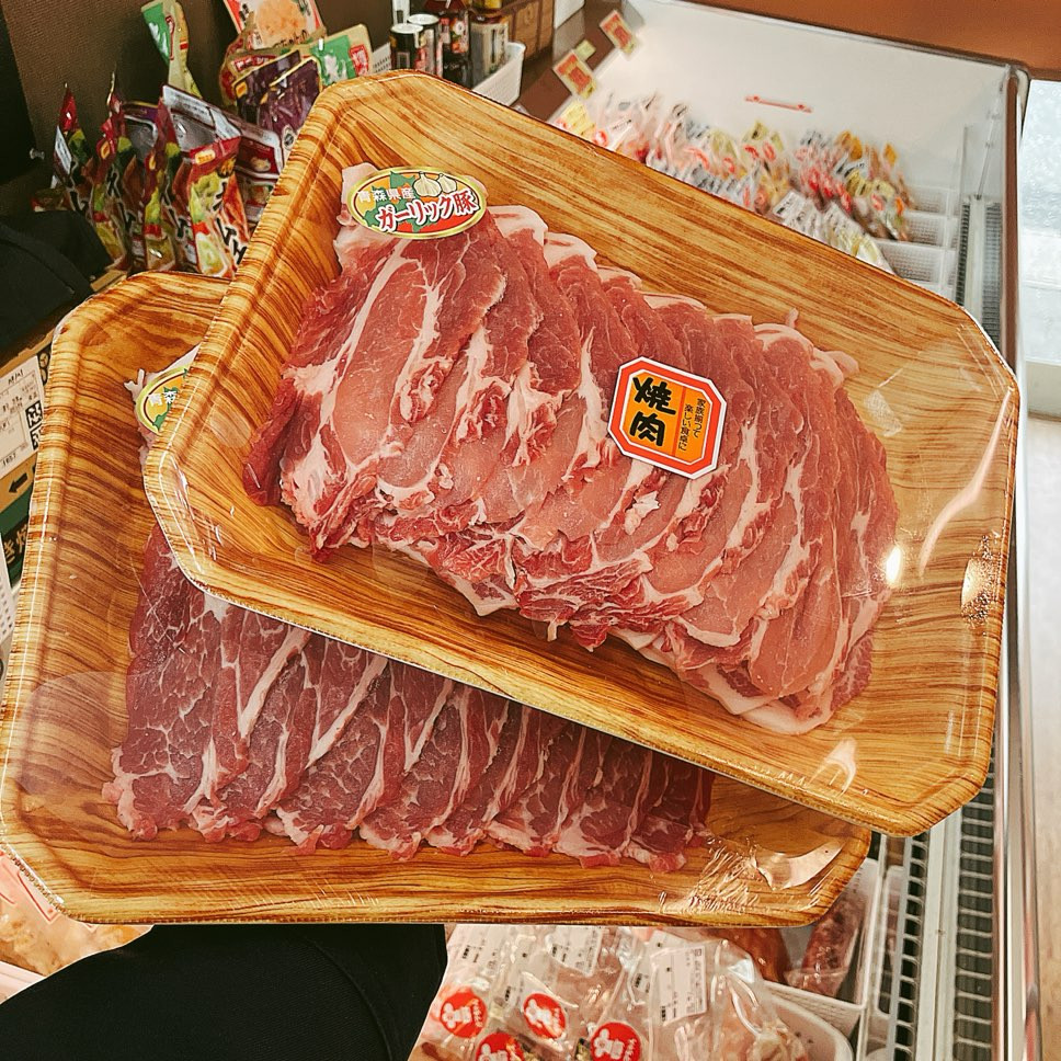 本日は青森県産ガーリック豚肩ロースメガ盛りパックなどがお買得です。