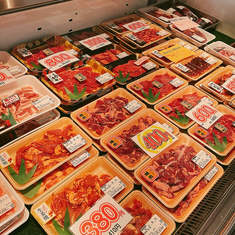 本日は青森県産若鶏モツ、東北産豚サガリなどがお買得です。
