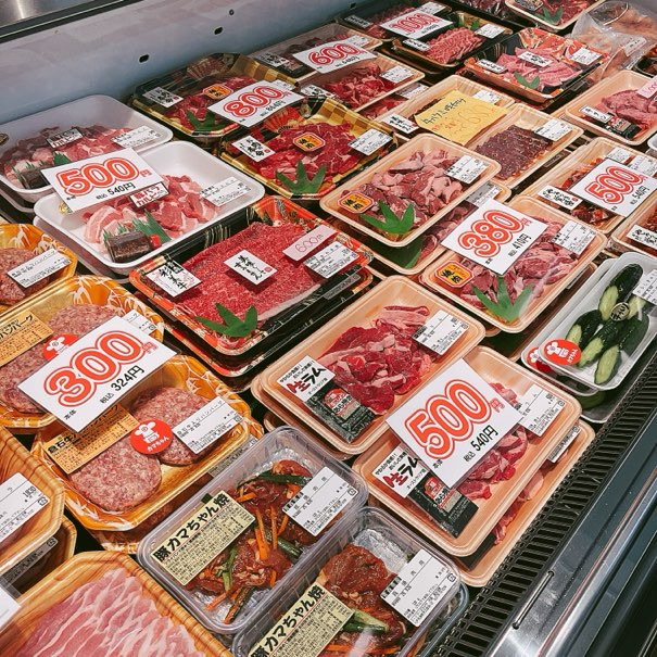 本日は当店手作り倉石牛入りハンバーグ、メガ盛りパック各種お買得です。