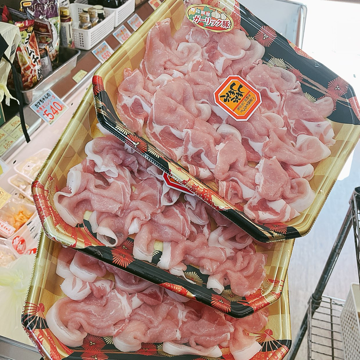 本日は青森県産ガーリック豚ロース薄切り、青森県産奥羽華牛カルビなどがお買い得です。
