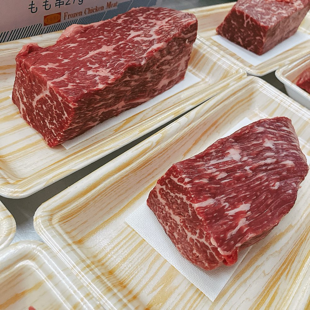 本日は青森県産黒毛和牛モモブロックが半額です。
