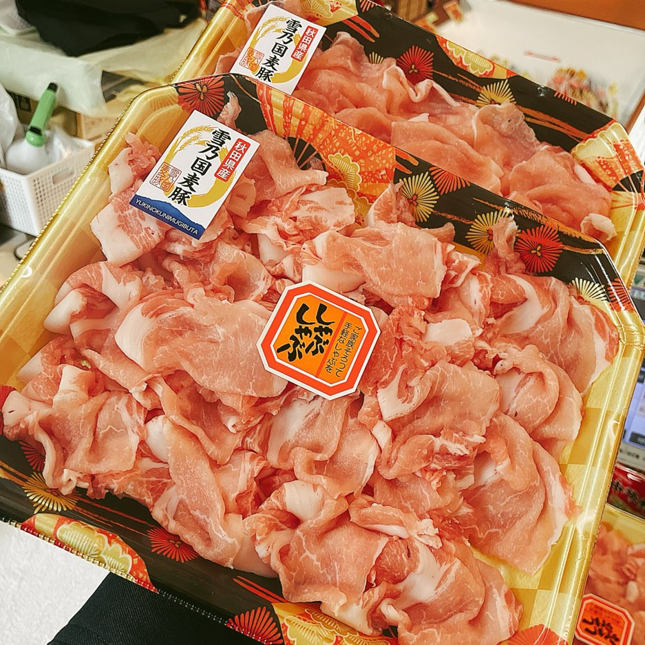 本日は秋田県産雪乃国麦豚ロースが半額です。