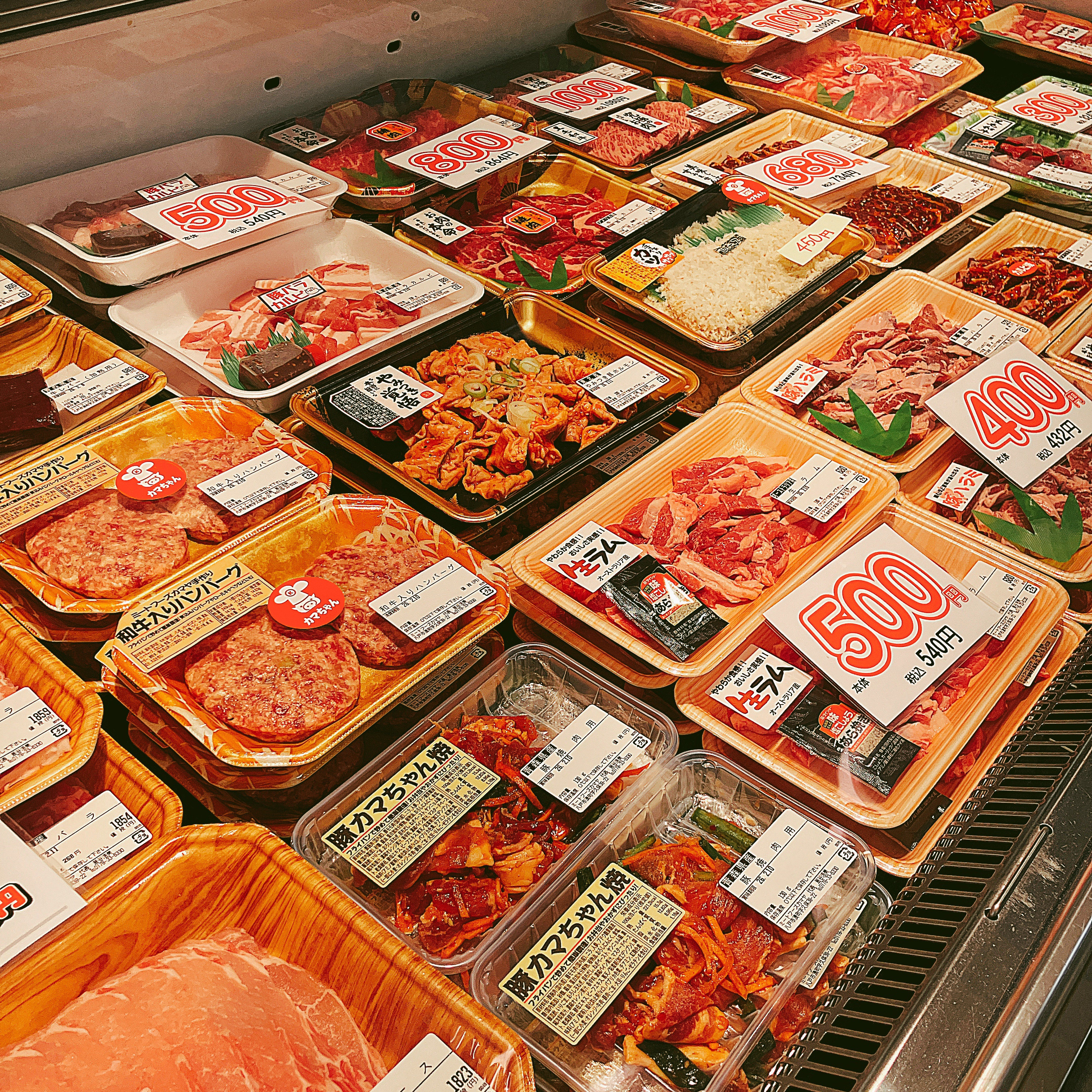 本日は当店手作り和牛入りハンバーグ、青森県産牛切り落とし大盛りなどがお買得です。