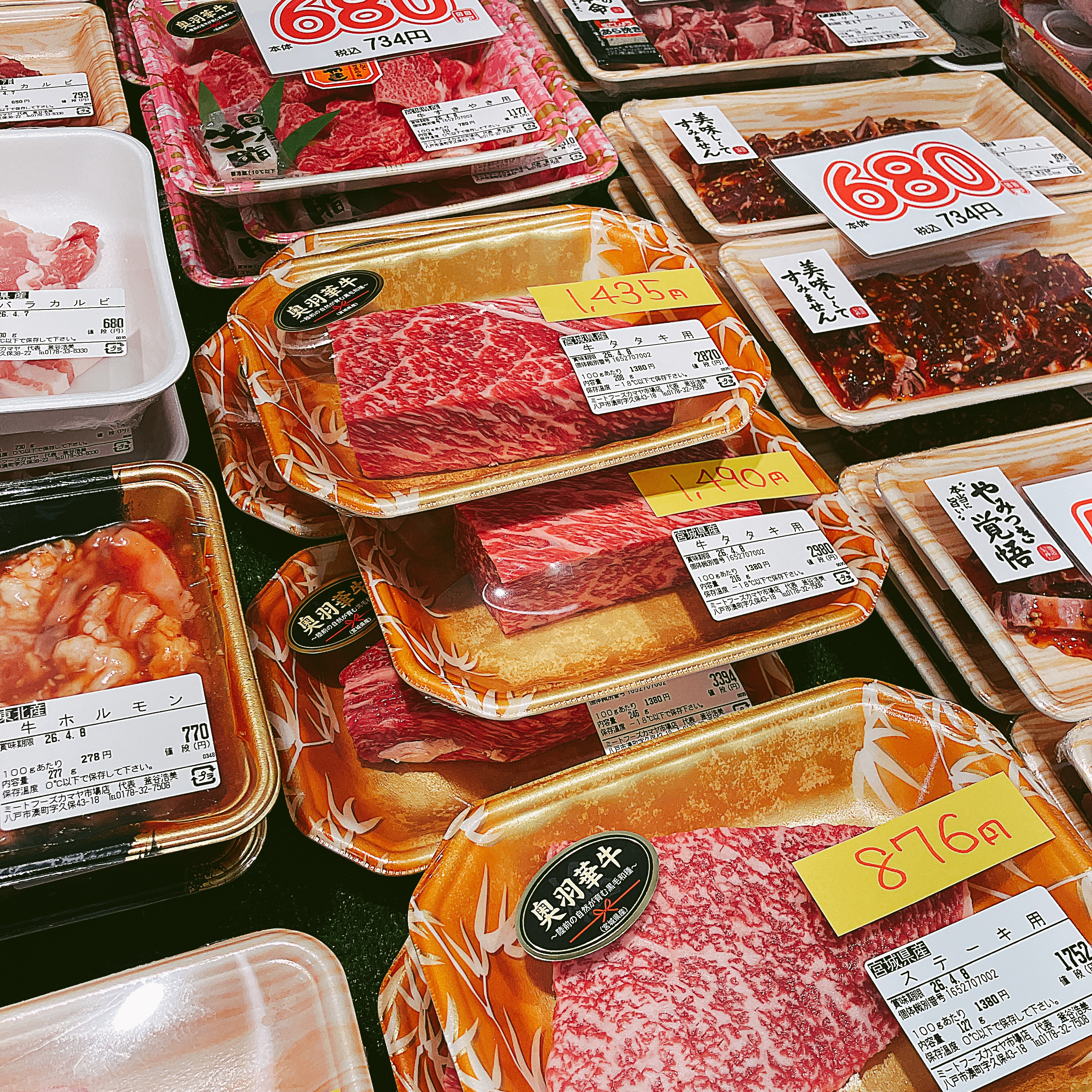 本日は宮城県産奥羽華牛タタキ用、ステーキ用などが半額です。