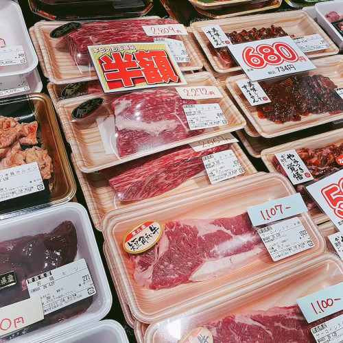 本日は倉石牛タタキ用が半額、青森県産短角牛サーロインステーキ用などがお買得です。