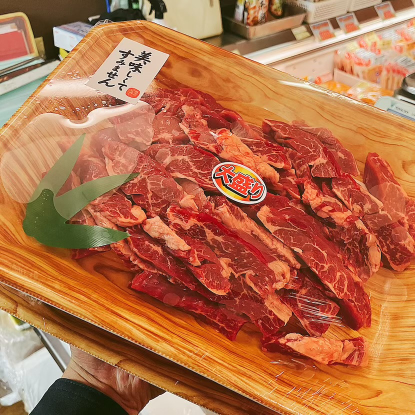本日はオーストラリア産牛ハラミ大盛りなどがお買得です。