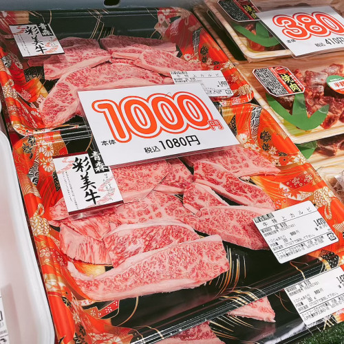 本日は青森県産彩美牛特上カルビ、青森県産若鶏もつなどがお買得です。