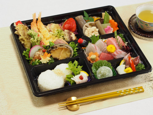 お店の味をご指定の場所へ。海の幸を届ける仕出し弁当。