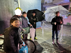 受験票・4月の予定表をお配りしています