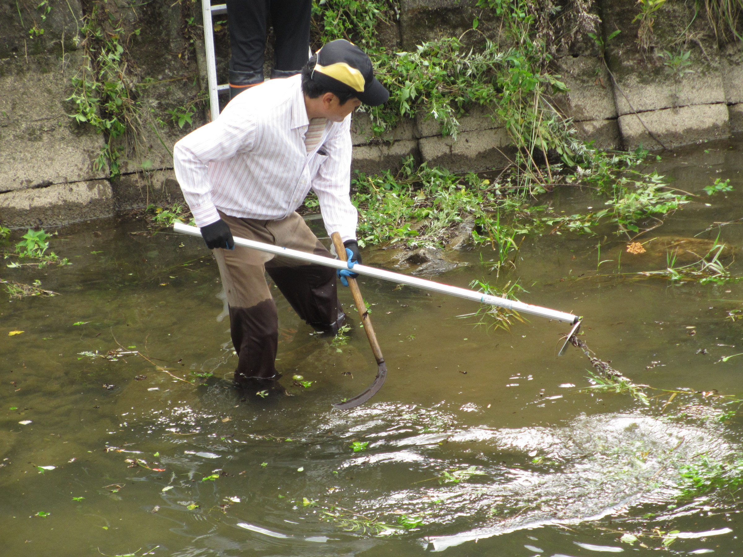 年に一度の地区の河川清掃活動には、欠かさず毎年参加しております。