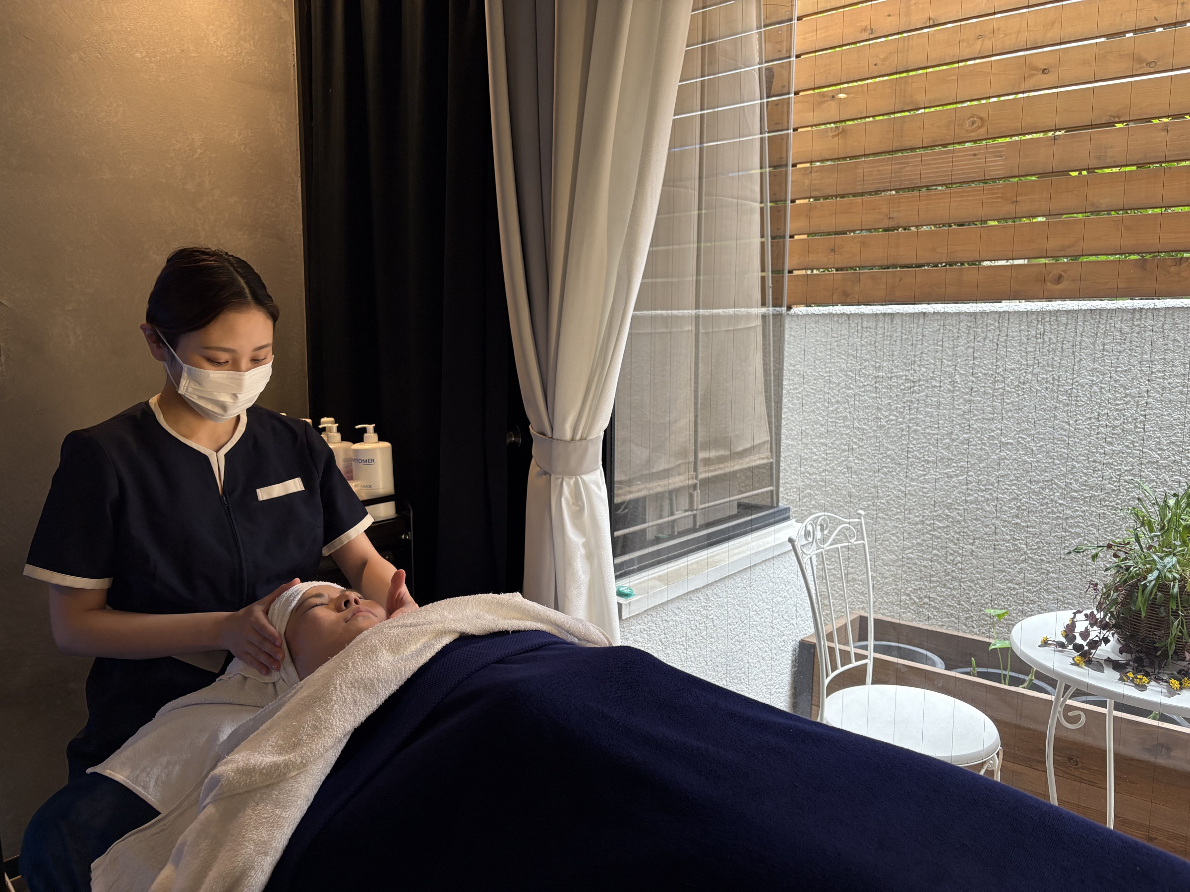 テラス横の開放的なエステルーム