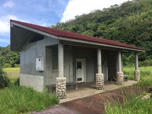 知名瀬海岸　トイレ.JPG
