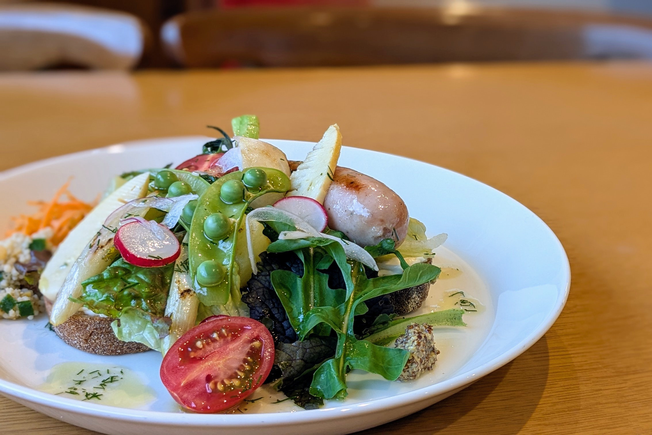 季節の彩り野菜と粗挽きウインナーのオープンサンド