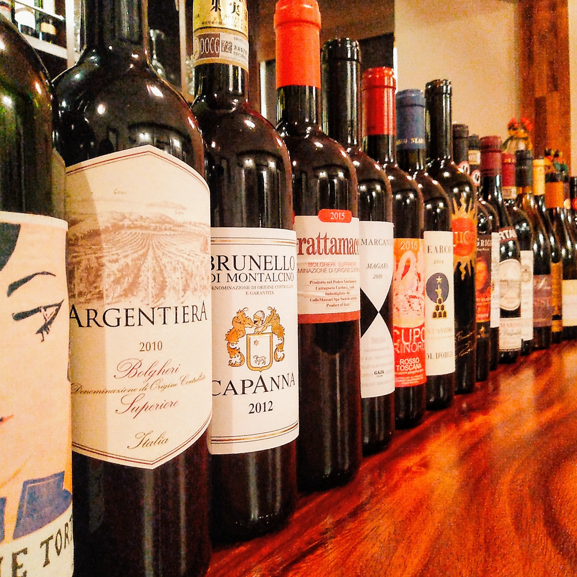 イタリアワインはグラスで15種類以上、ボトルで200種類以上を常時ご用意