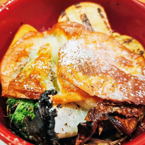 西尾市ベジタヤさんの有機野菜とスカモルツァ(燻製モッツァレラチーズ)のオーブン焼き