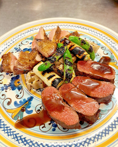 長崎県対馬の鹿背ロースと  愛知県豊橋市のあいち鴨むね肉もも肉のグリル