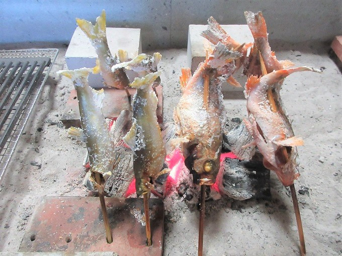 大きな囲炉裏で地元産の魚介類を炭火焼き