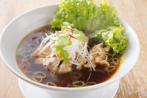 【9月限定フードメニュー】 煮込みチキンのクイティアオ