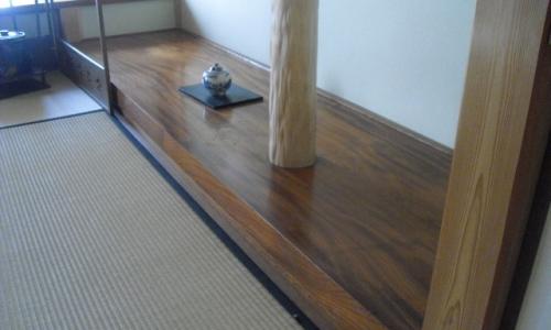 本畳と伝統的床の間。