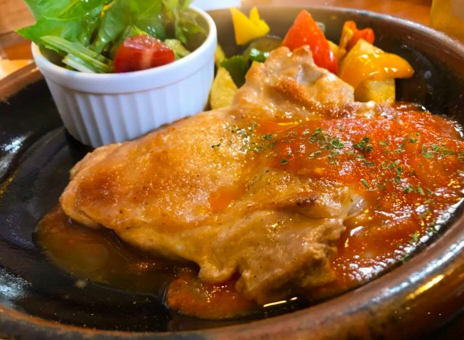 パリパリチキンソテーのトマトソース