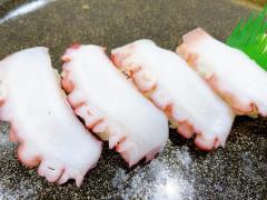 たこ　（税込）2貫180円　4貫360円