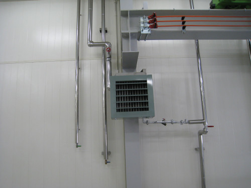 食品加工工場　暖房用ユニットヒーター