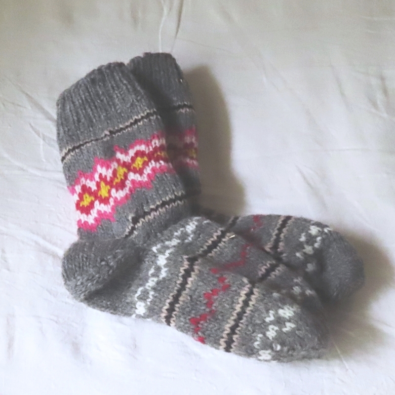 【online shop】新商品のお知らせ セルビア製手編み靴下（Čarape）ロングタイプ│グレー・ピンク（２４ｃｍ）