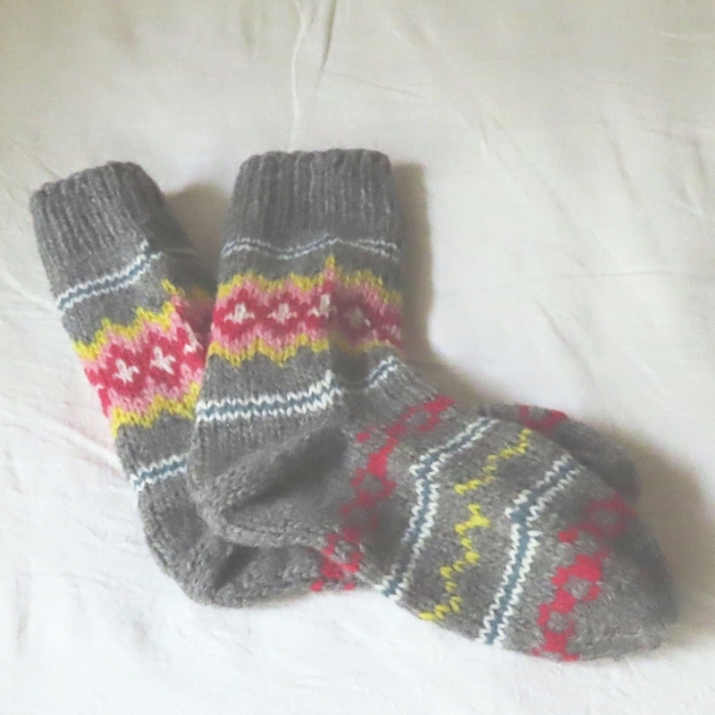 【online shop】新商品のお知らせ セルビア製手編み靴下（Čarape）ロングタイプ│グレー・黄（２４ｃｍ）