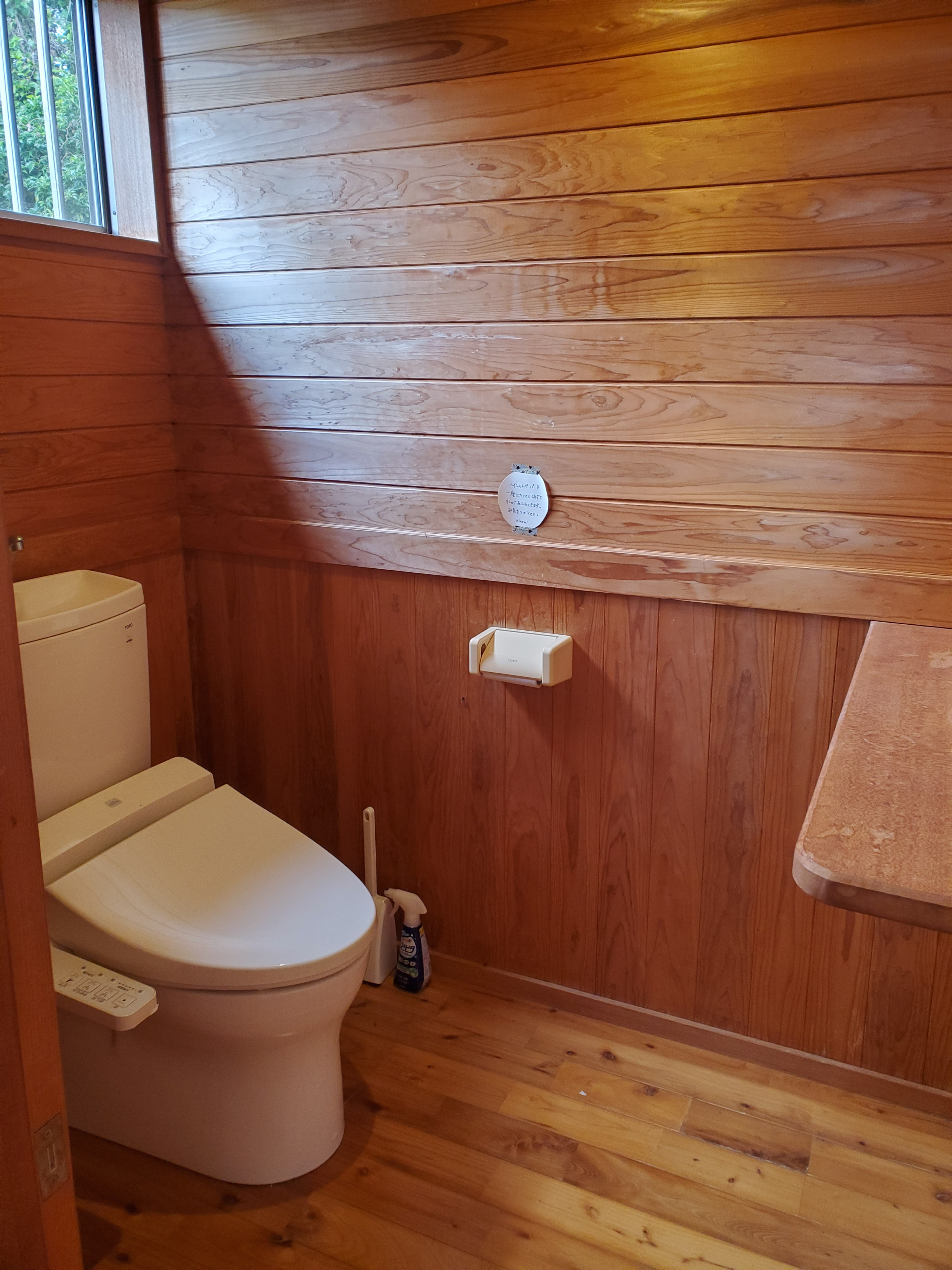 トイレも広々、快適な空間です